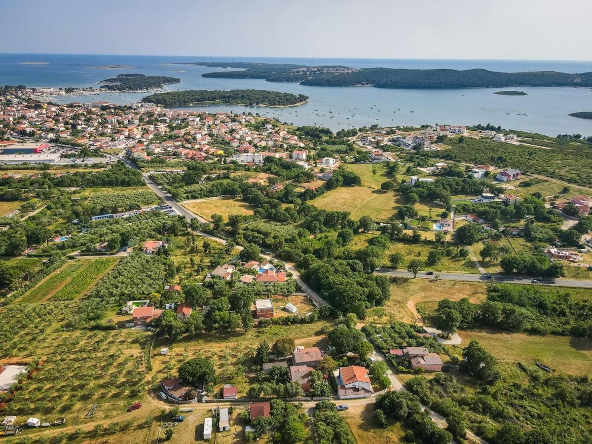 Relaxing Holiday House With Terrace Sea View Medulin Zewnętrze zdjęcie